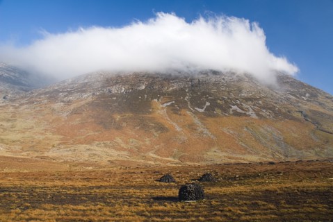 20093577 IRELAND Galway Connemara Maumturk Mountains with turf stacks