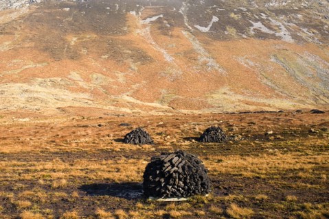 20093578 IRELAND Galway Connemara Maumturk Mountains with turf stacks