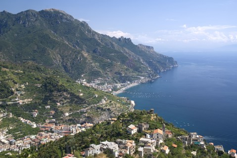 20093635 ITALY Campania Ravello View of the Amalfi coastline from the hillside town of Ravello