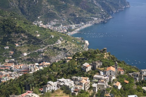 20093638 ITALY Campania Ravello View of the Amalfi coastline from the hillside town of Ravello