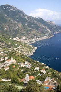 20093640 ITALY Campania Ravello View of the Amalfi coastline from the hillside town of Ravello