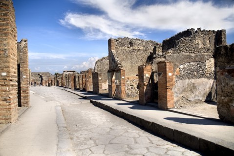 20093680 ITALY Campania Pompeii Typical street scene with ruined houses