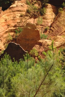 FRANCE, Provence Cote d’Azur, Le Sentier des Ocres (The Ochre Footpath) , A natural park of jagged
