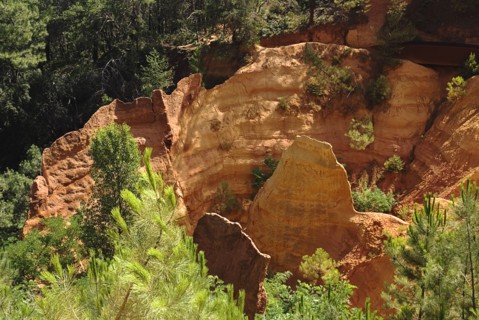 FRANCE, Provence Cote d’Azur, Le Sentier des Ocres (The Ochre Footpath) , A natural park of jagged