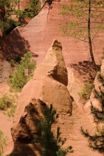 FRANCE, Provence Cote d’Azur, Le Sentier des Ocres (The Ochre Footpath) , Red ochre cliffs and