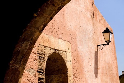 FRANCE, Provence Cote d’Azur, Vaucluse, Roussillon.  Architectural detail of archway framing street