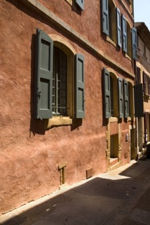 FRANCE, Provence Cote d’Azur, Vaucluse, Roussillon.  Typical red exterior wall of building with
