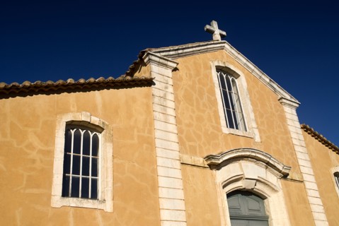 FRANCE, Provence Cote d’Azur, Vaucluse, Roussillon.  Exterior facade of town church.