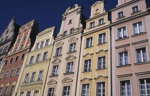 POLAND, Wroclaw, Stare Miasto.  Angled view of pastel coloured building facades in the Old Town