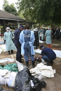 THAILAND, Phang Nga District, Takua PA, "Tsunami. Australian forensic team. Volunteers try to cool