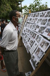 THAILAND, Phang Nga District, "Takua PA,", "Tsunami. Thai's look at the pictures of the