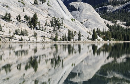 USA, California, Yosemite NP, Tenaya Lake with reflections