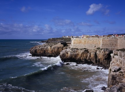 PORTUGAL, Estremadura, Ribatejo, Peniche. Atlantic Ocean town. Sea and cliffs topped by part of