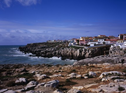 PORTUGAL, Estremadura, Ribatejo, Peniche. Atlantic Ocean town. View across low cliffs and rocky