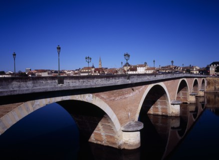 FRANCE, Dordogne, Perigeux, Bergerac. View along old bridge crossing River Dorgogne from south with