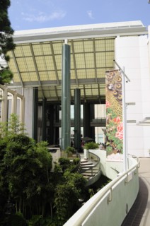 USA, California, Los Angeles, Walkway through LA County Museum of Art