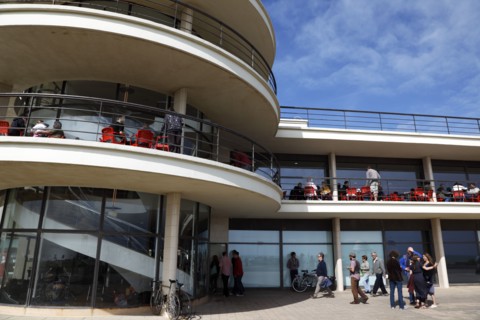 ENGLAND, East Sussex, Bexhill on Sea, De La Warr pavilion. Art Deco style building housing art