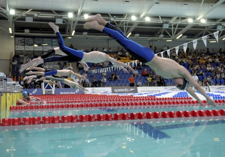 SPORT, Watersport, Swimming, Male swimmers diving in at change over during relay race