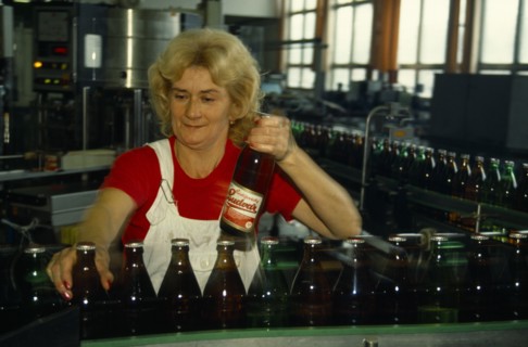 Czech Republic, Bohemia, Ceska Budejovice, woman working in Budweiser brewery bottling factory.