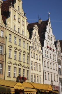 Poland, Wroclaw, Stare Miasto, Pastel coloured building facades in the Rynek main market square.