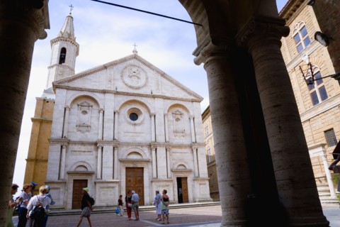 ITALY, Tuscany, Pienza, Val D'Orcia The Duomo in Piazza Pio II seen through an arch with tourists