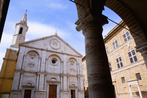 ITALY, Tuscany, Pienza Val D'Orcia, The Duomo in Piazza Pio II seen through an arch. Built in 1459