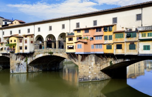 ITALY Tuscany Florence Ponte Vecchio medieval bridge across River Arno with view of merchant's