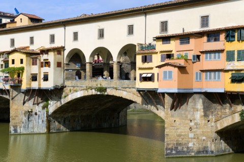 ITALY, Tuscany, Florence, Ponte Vecchio medieval bridge across River Arno with sightseeing tourists