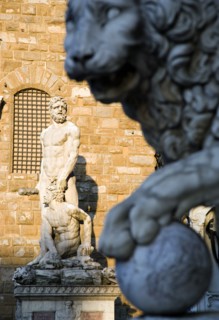 ITALY, Tuscany, Florence, The 1533 statue of Hercules and Cacus by Bandinelli seen through the legs