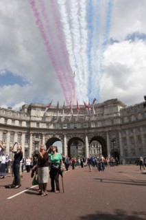 ENGLAND, London, The Mall and Horseguards, Admiralty Arch, People are looking at the colored line