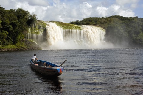 VENEZUELA, Bolivar State, Canaima National Park, Canaima Village, A Pemon tribe man while sailing