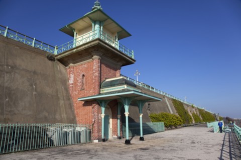 England, East Sussex, Brighton, Kemptown, Elevator between Marine Parade and the lower esplanade of