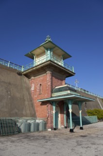 England, East Sussex, Brighton, Kemptown, Elevator between Marine Parade and the lower esplanade of
