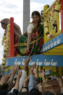 Religion, Hindu, Worship, London Rathayatra celebrations in Trafalgar Square. People handing out