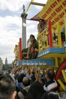 Religion, Hindu, Worship, London Rathayatra celebrations in Trafalgar Square. People handing out
