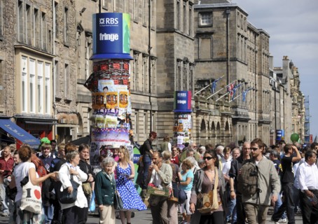 Scotland, Lothian, Edinburgh Fringe Festival of the Arts 2010, Street performers and crowds on the