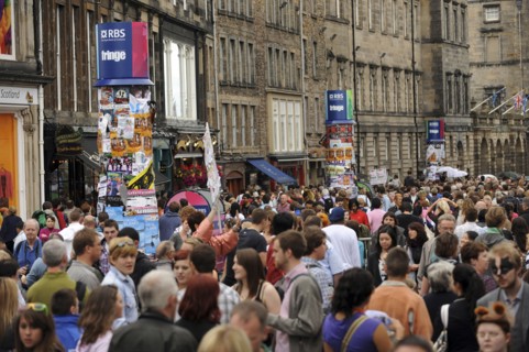 Scotland, Lothian, Edinburgh Fringe Festival of the Arts 2010, Street performers and crowds on the