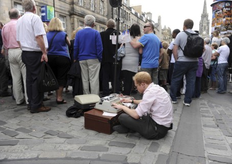 Scotland, Lothian, Edinburgh Fringe Festival of the Arts 2010, Street performers and crowds on the