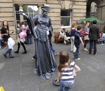 Scotland, Lothian, Edinburgh Fringe Festival of the Arts 2010, Street performers and crowds on the