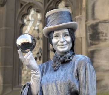Scotland, Lothian, Edinburgh Fringe Festival of the Arts 2010, Street performers and crowds on the