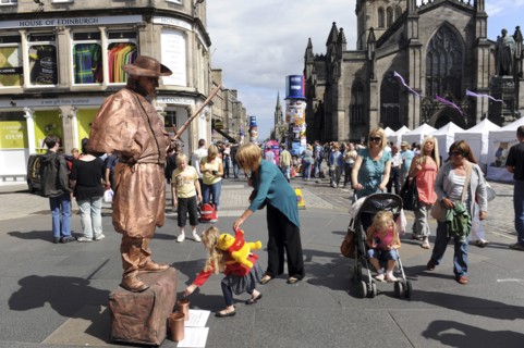 Scotland, Lothian, Edinburgh Fringe Festival of the Arts 2010, Street performers and crowds on the
