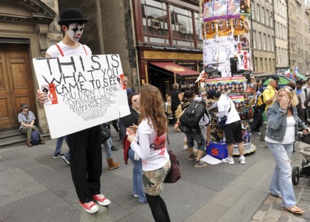 Scotland, Lothian, Edinburgh Fringe Festival of the Arts 2010, Street performers and crowds on the