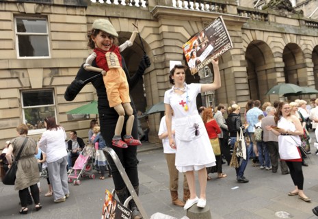 Scotland, Lothian, Edinburgh Fringe Festival of the Arts 2010, Street performers and crowds on the