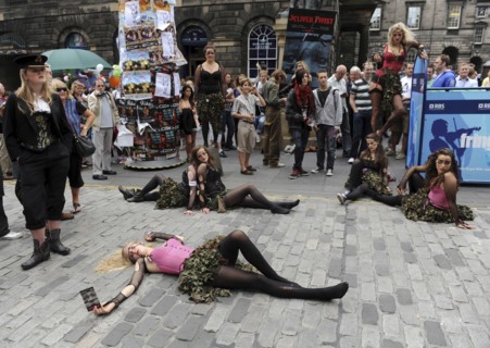 Scotland, Lothian, Edinburgh Fringe Festival of the Arts 2010, Street performers and crowds on the