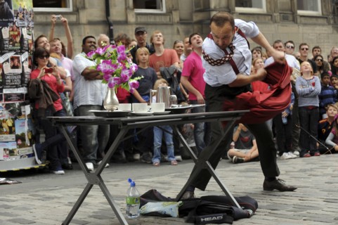 Scotland, Lothian, Edinburgh Fringe Festival of the Arts 2010, Street performers and crowds on the