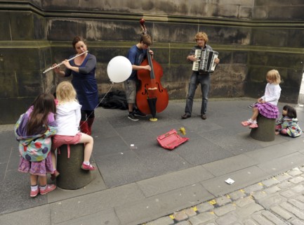 Scotland, Lothian, Edinburgh Fringe Festival of the Arts 2010, Street performers and crowds on the