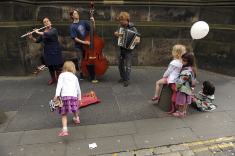 Scotland, Lothian, Edinburgh Fringe Festival of the Arts 2010, Street performers and crowds on the