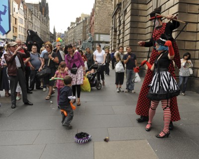 Scotland, Lothian, Edinburgh Fringe Festival of the Arts 2010, Street performers and crowds on the