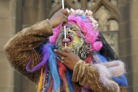Scotland, Lothian, Edinburgh Fringe Festival of the Arts 2010, Street performers and crowds on the