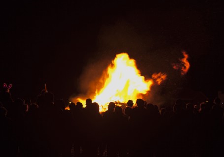 Shoreham Beach, West Sussex, England. Festivals Guy Fawkes Bonfire People silhouetted by flames